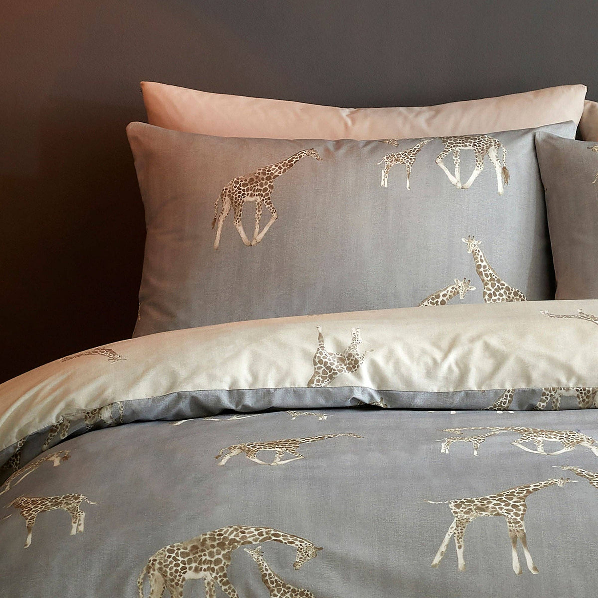 Milo Giraffe Reversible Duvet Cover Set in Grey